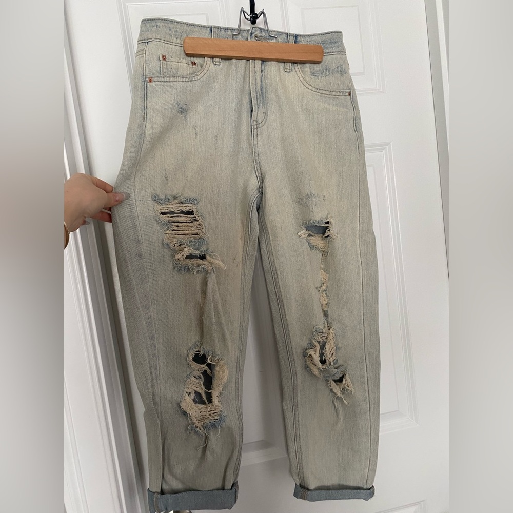 Mom jeans light wash distressed sz 6